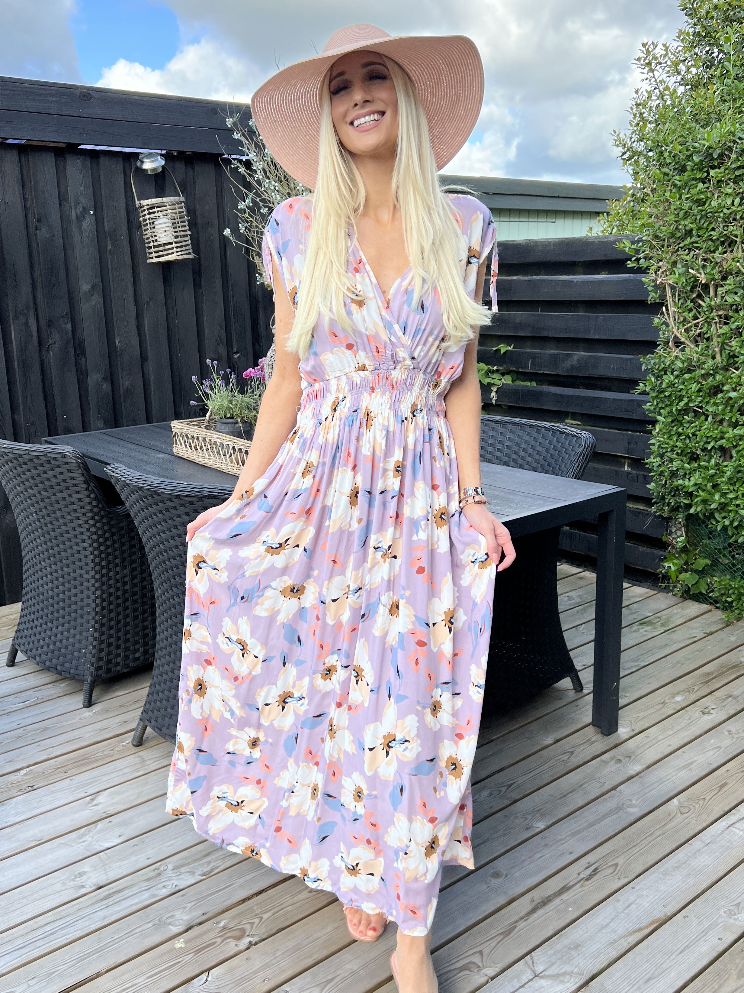 Emily - Lang blomstret kjole med elastik i livet